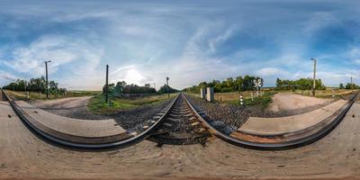 panorama esférico sem costura completo 360 por 180 vista de ângulo perto do cruzamento da ferrovia em projeção equirretangular, conteúdo de realidade virtual vr pronto foto