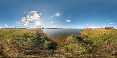 panorama esférico completo sem costura 360 graus vista de ângulo dourado outono perto da margem do lago largo em dia ensolarado. Panorama 360 em projeção equirretangular, conteúdo de realidade virtual vr ou pronto foto