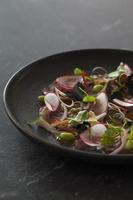 salada de carpaccio de carne com rabanete fresco foto