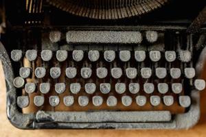 velha máquina de escrever coberta de poeira foto