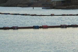 os tubos de aço dos barcos de sucção transportam areia de rios profundos para uso na construção de indústrias como casas, prédios, estradas e muitas outras que usam areia como ingrediente. foto