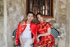 feliz jovem casal asiático em vestidos tradicionais chineses foto