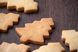 close-up de biscoito de árvore de Natal de gengibre simples em fundo de madeira. foto