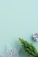 vista superior do fundo de férias de natal. composição de flatlay de decoração de ornamento festivo. foto