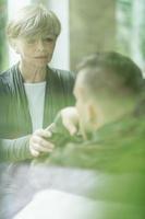 psiquiatra consolando paciente militar