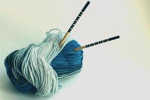 o conceito de um hobby de tricô de lã foto