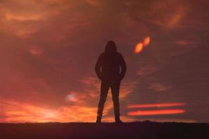 homem trekking na montanha com um belo fundo por do sol, bilbao, país basco, espanha foto