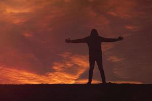 homem trekking na montanha com um belo fundo por do sol, bilbao, país basco, espanha foto