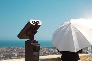 binóculos de uma altura na plataforma de observação vista do panorama da cidade e do mar. passeio turístico. foto