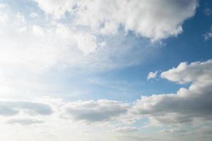 nuvens brancas suaves no vasto céu azul foto