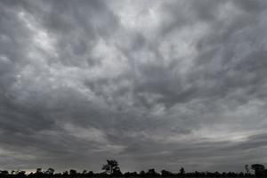 tempestade de nuvem negra no vasto céu foto