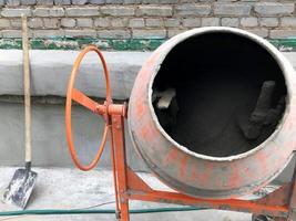 máquina de betoneira no canteiro de obras ao ar livre foto