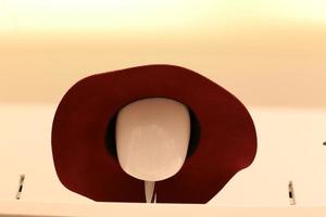 um chapéu é um cocar que protege do sol quente. foto