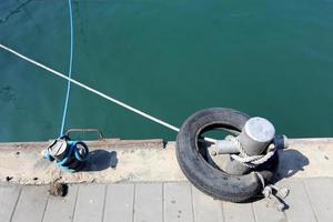 cais à beira-mar para atracação de barcos e iates. foto