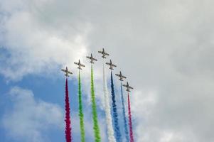 Zhukovsky, região de Moscou, Rússia - 23 de julho de 2017 exposições do salão aeroespacial internacional maks-2017 em Zhukovsky, região de Moscou, Rússia. equipe acrobática al fursan dos emirados árabes unidos foto