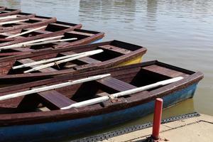 cais à beira-mar para atracação de barcos e iates. foto