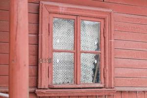 pequena janela na parede da velha casa de madeira foto