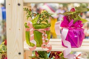 flores em vasos decorados na prateleira ao ar livre foto