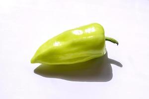 paprica verde isolada em branco foto