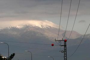 o monte hermon é a montanha mais alta de israel e o único lugar onde os esportes de inverno podem ser praticados. foto