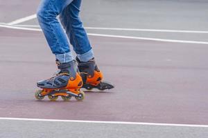 pernas de patins fecham no skatepark foto