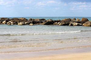 quebra-mar na praia da cidade para proteção contra ondas de alto mar. foto