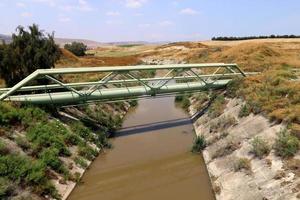 ponte sobre um rio em israel. foto