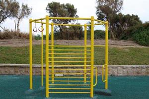 equipamentos e equipamentos esportivos em um parque da cidade na costa mediterrânea. foto