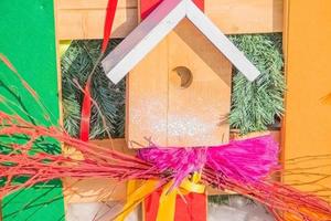 casa de passarinho colorida na cerca de madeira para decoração foto