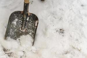 pá de metal em um fundo de neve foto