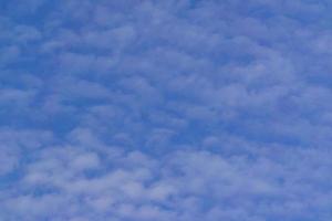 céu blye com fundo de nuvens brancas e fofas foto