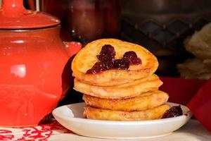 pilha de panquecas com geléia de cereja na mesa foto