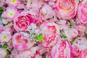 peônias floridas artificiais de fundo de cor rosa foto