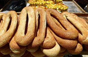 pão e produtos de panificação em uma loja em israel. foto