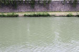 9 de maio de 2022 rio tiber itália. Tibre fluvial no centro de Roma. foto