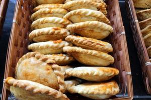 pão e produtos de panificação em uma loja em israel. foto