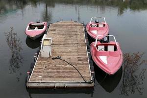 cais para atracação de barcos e iates à beira-mar. foto