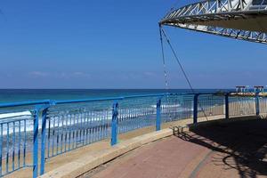 esgrima em um parque da cidade na costa mediterrânea foto