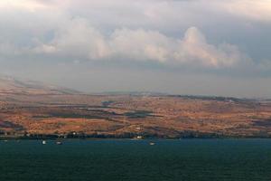 Lake Kinneret é um lago de água doce no nordeste de Israel. foto