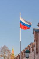 bandeira russa no fundo do kremlin foto
