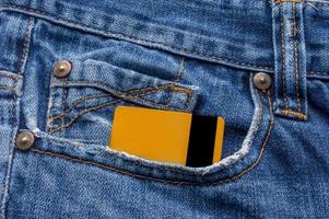 close-up do bolso da calça jeans com cartão de crédito foto