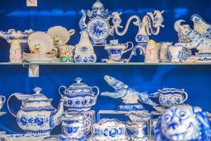 moscou, rússia - 10 de janeiro de 2018 utensílios de porcelana coloridos e lembranças em estilo gzhel no mercado. lembrança tradicional russa foto