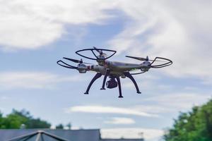 drone voador com controle remoto contra o fundo do céu azul. foto