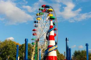 uma roda gigante colorida em um parque infantil. foto