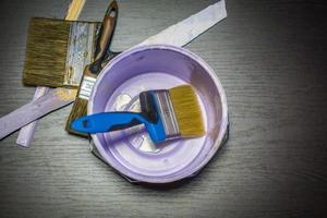 ferramentas para reparação e pintura em fundo de madeira foto