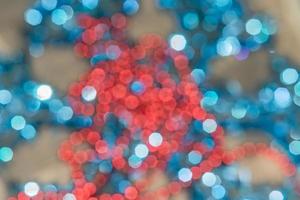 brinquedos de natal desfocados. fundo abstrato bokeh foto