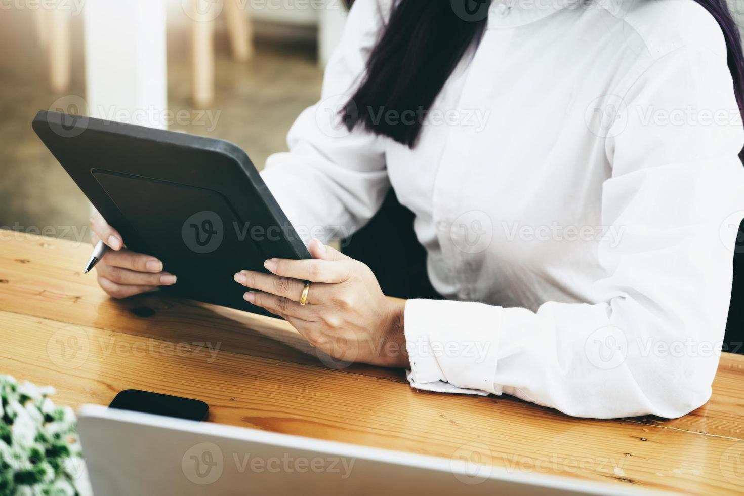 frau, die ipad für die arbeit im büroraum verwendet. foto