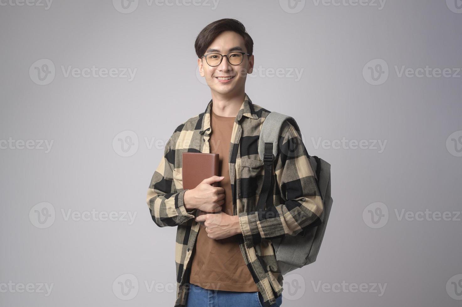 Porträt eines asiatischen Studenten über weißem Hintergrund Studio, Bildungskonzept. foto