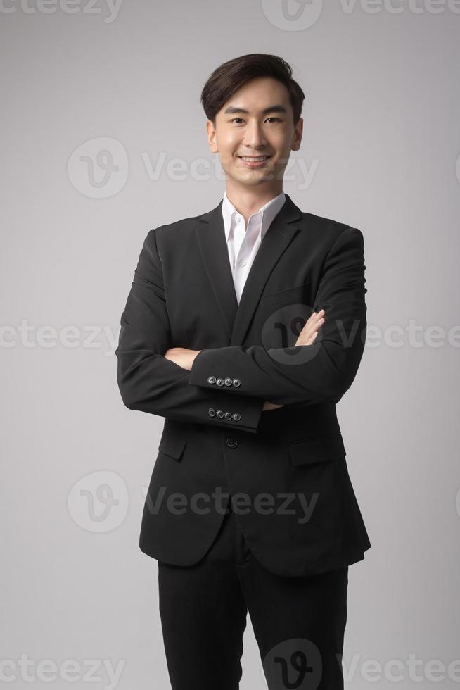 junger Geschäftsmann mit Anzug auf weißem Hintergrund Studio foto