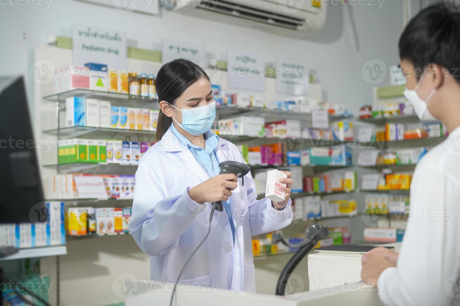 Porträt einer Apothekerin mit Gesichtsmaske in einer modernen Apotheke. foto